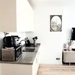 Prime Location And Amazing Neighborhood 아파트
