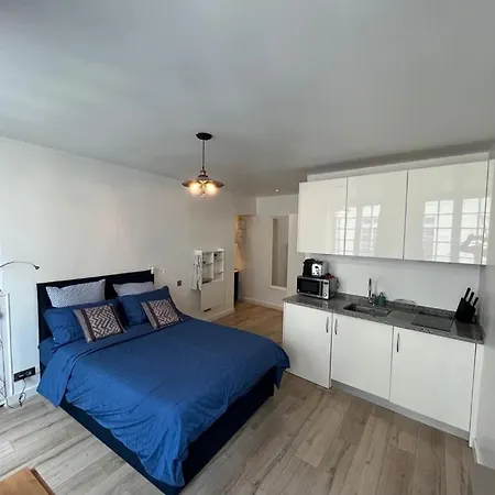 Prime Location And Amazing Neighborhood Apartment *