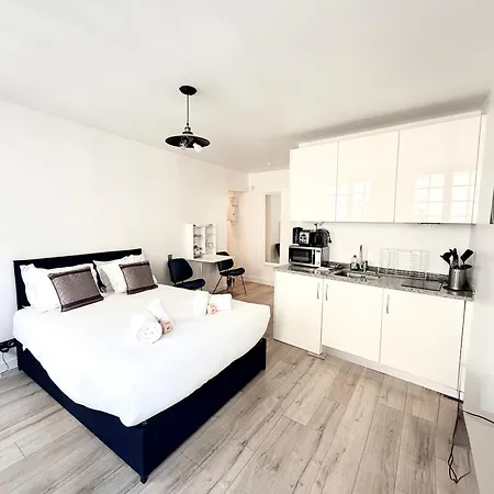 Prime Location And Amazing Neighborhood *