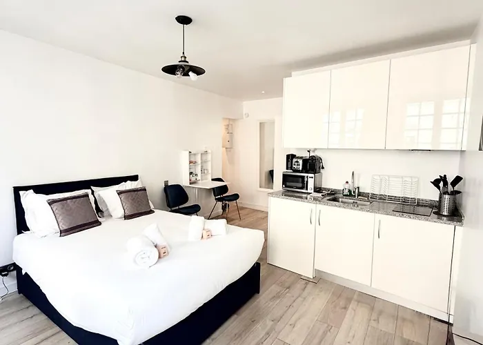 Prime Location And Amazing Neighborhood *